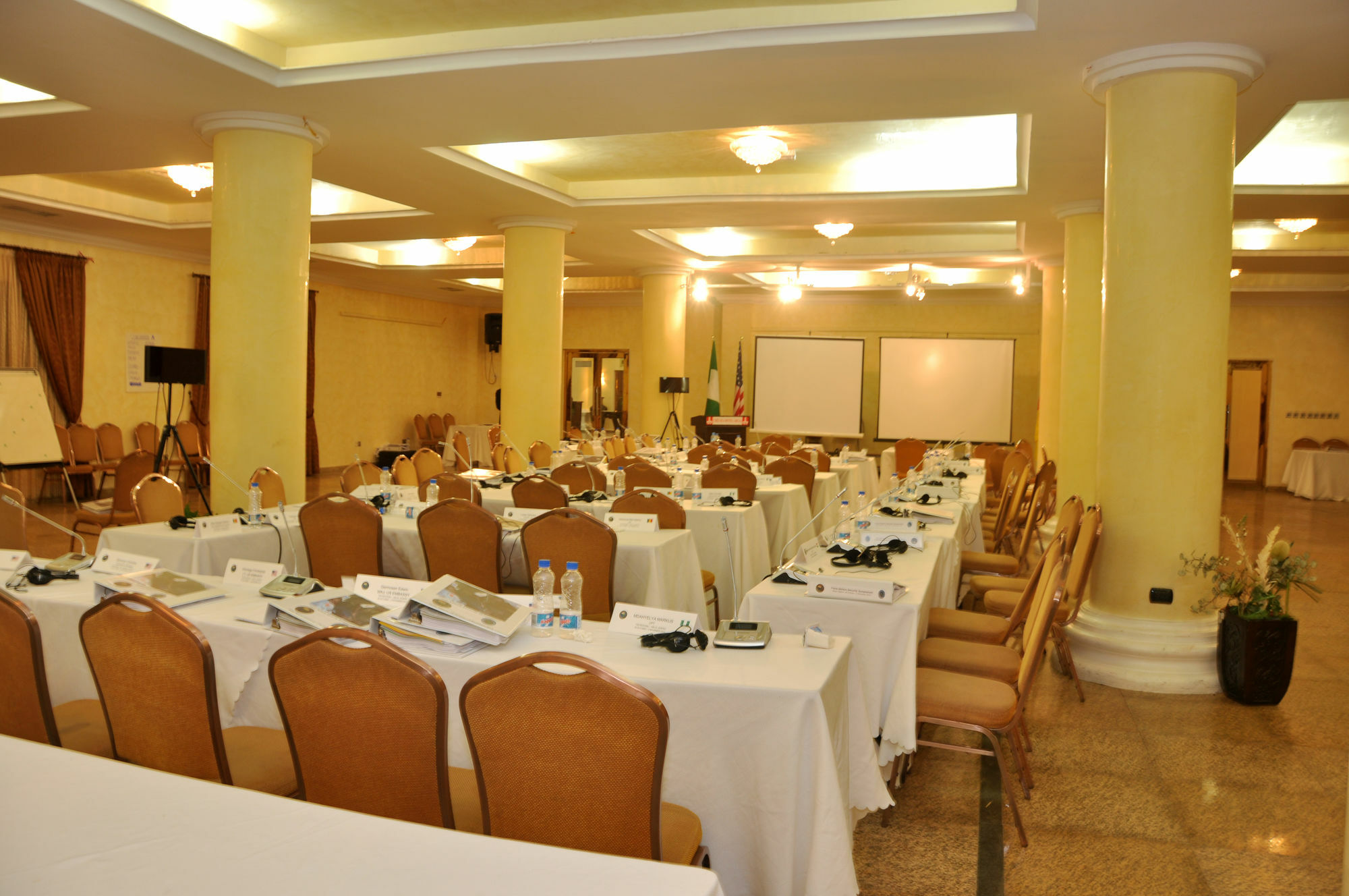 Chelsea Hotel Abuja Buitenkant foto